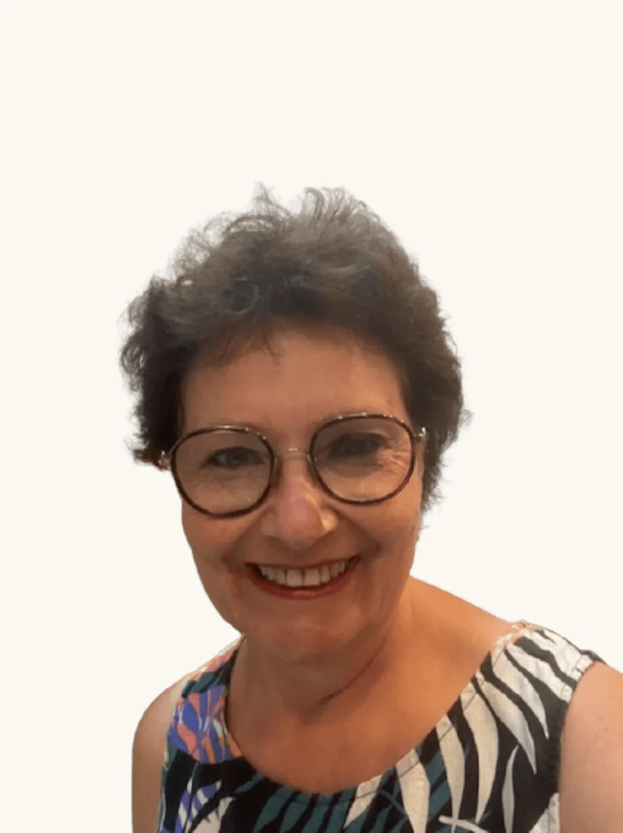 Portrait de l'artiste peintre Lucie Rochon dans son atelier